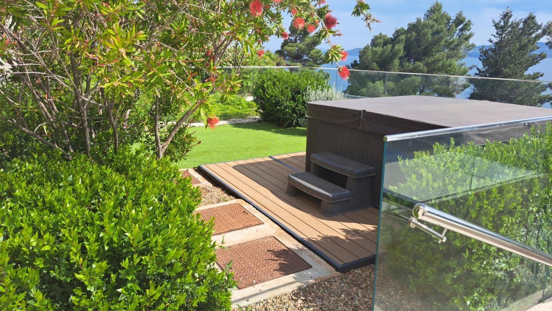 Jolara With Heated Pool Apartment