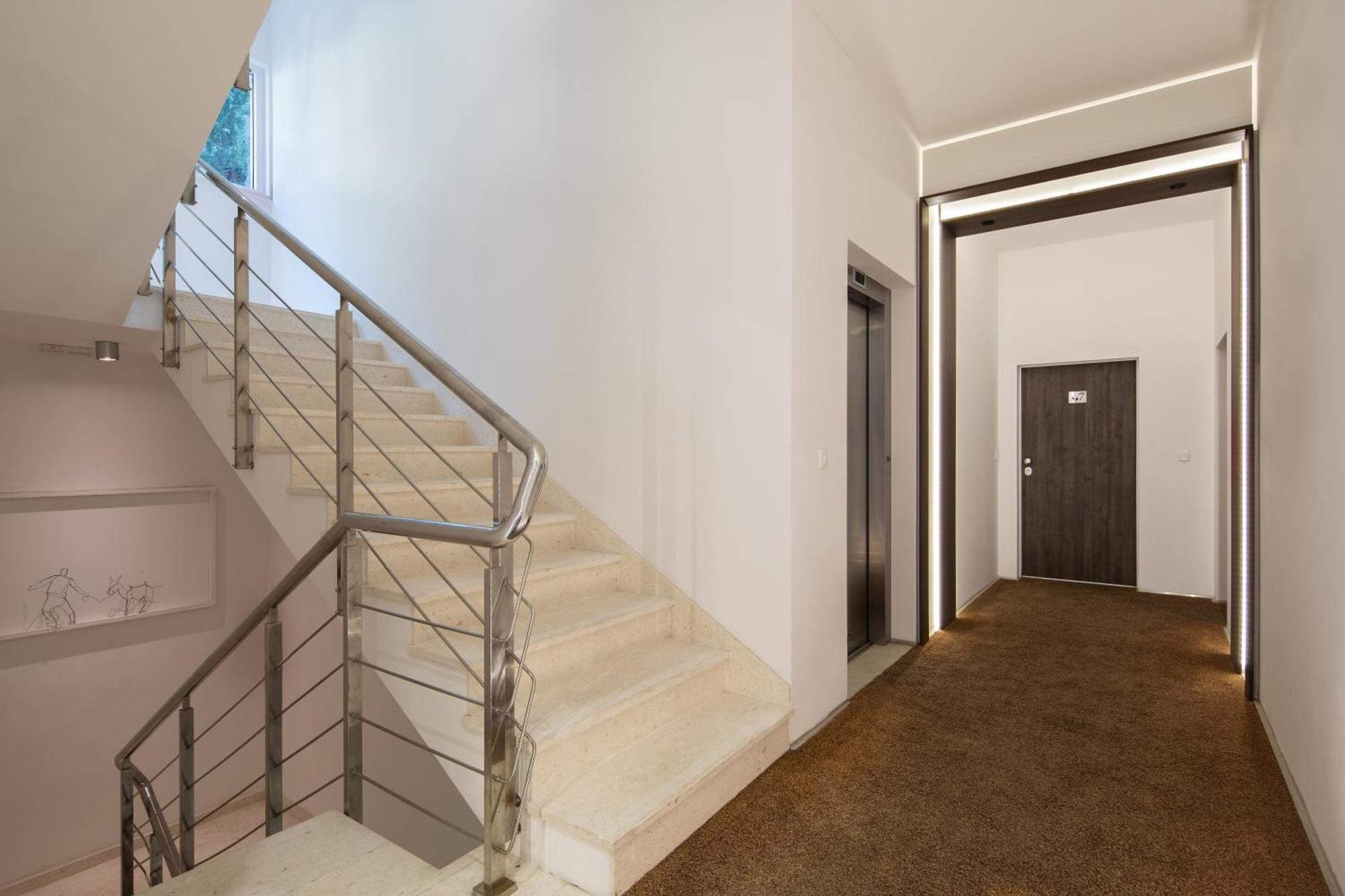 Jolara With Heated Pool Apartment