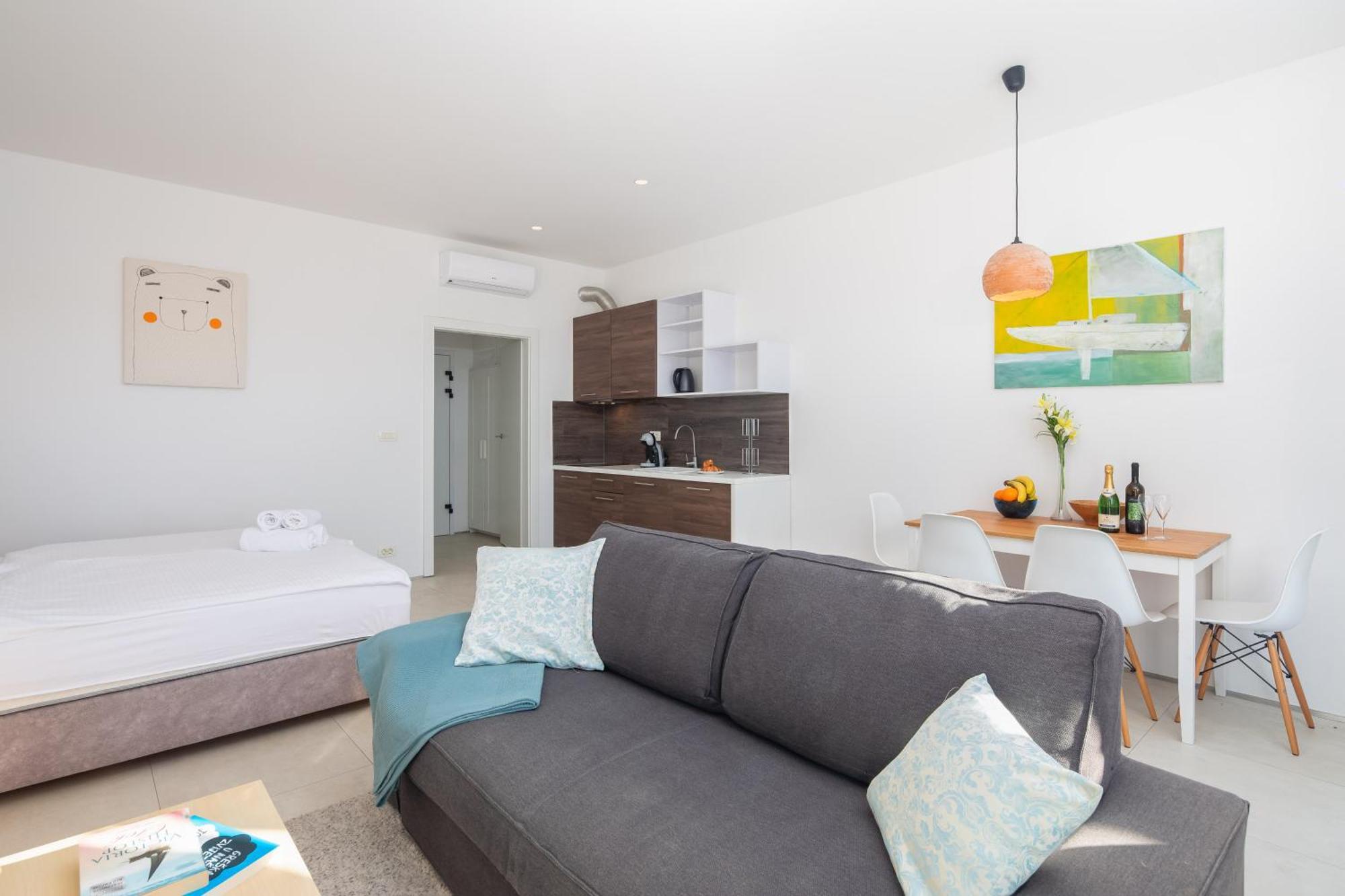 Jolara With Heated Pool Apartment Mimice