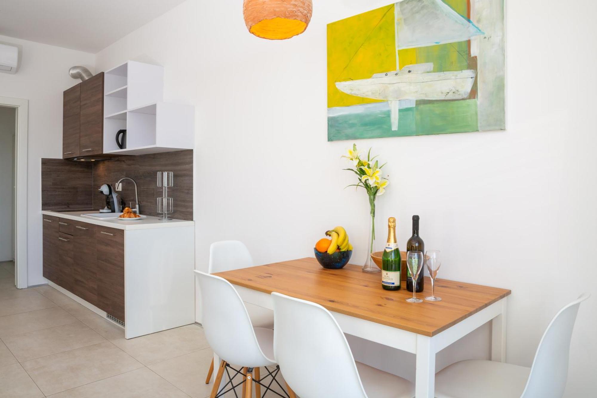 Jolara With Heated Pool Apartment Mimice