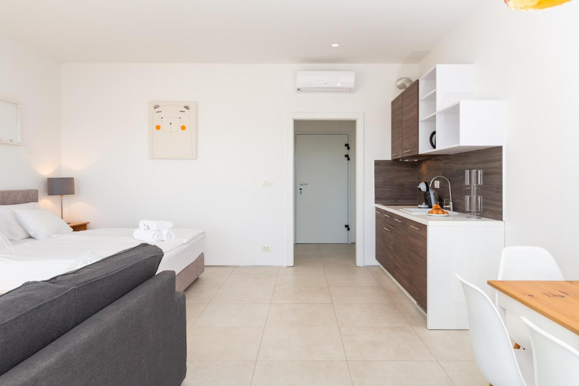Jolara With Heated Pool Apartment