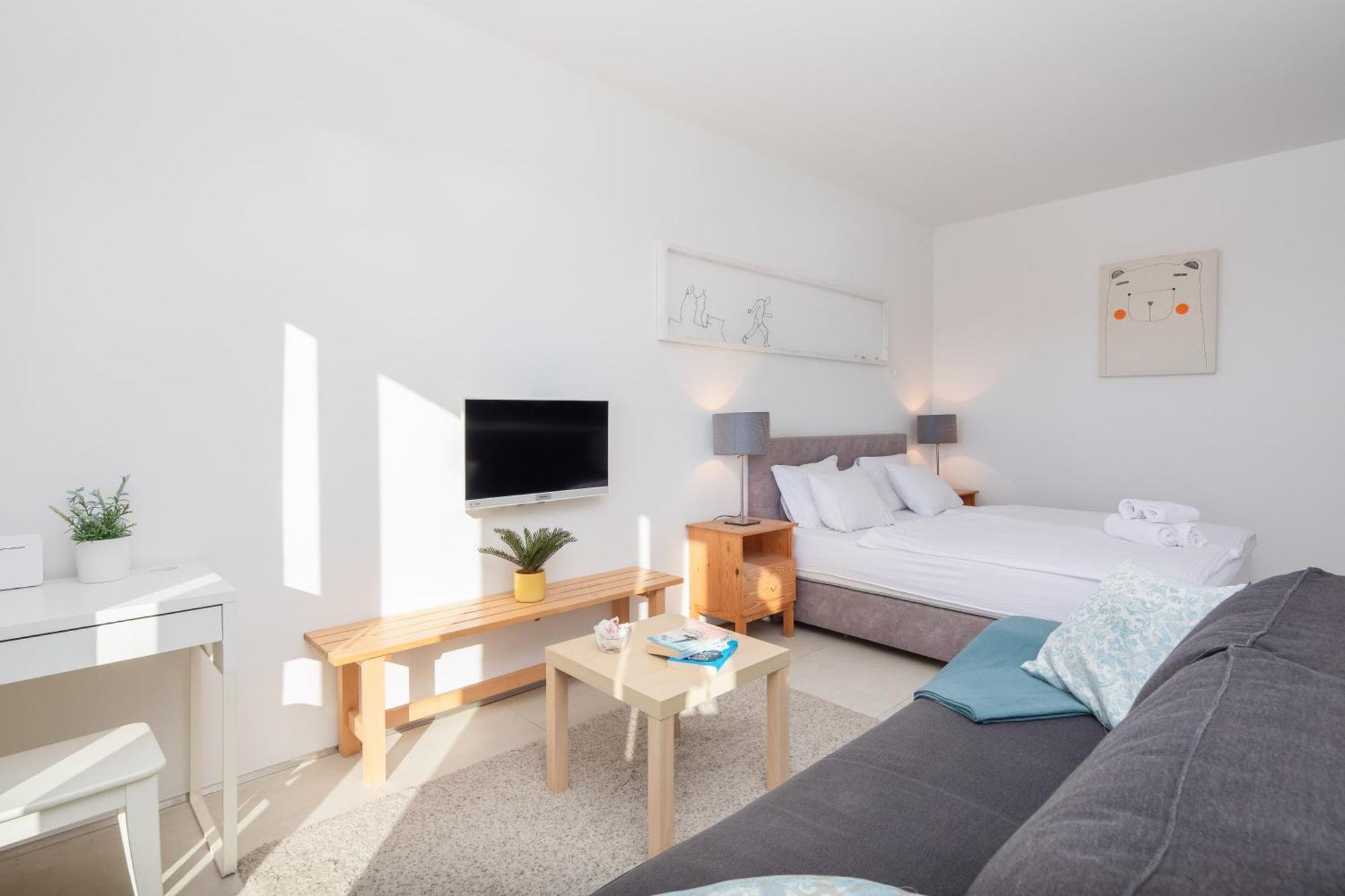 Jolara With Heated Pool Apartment Mimice