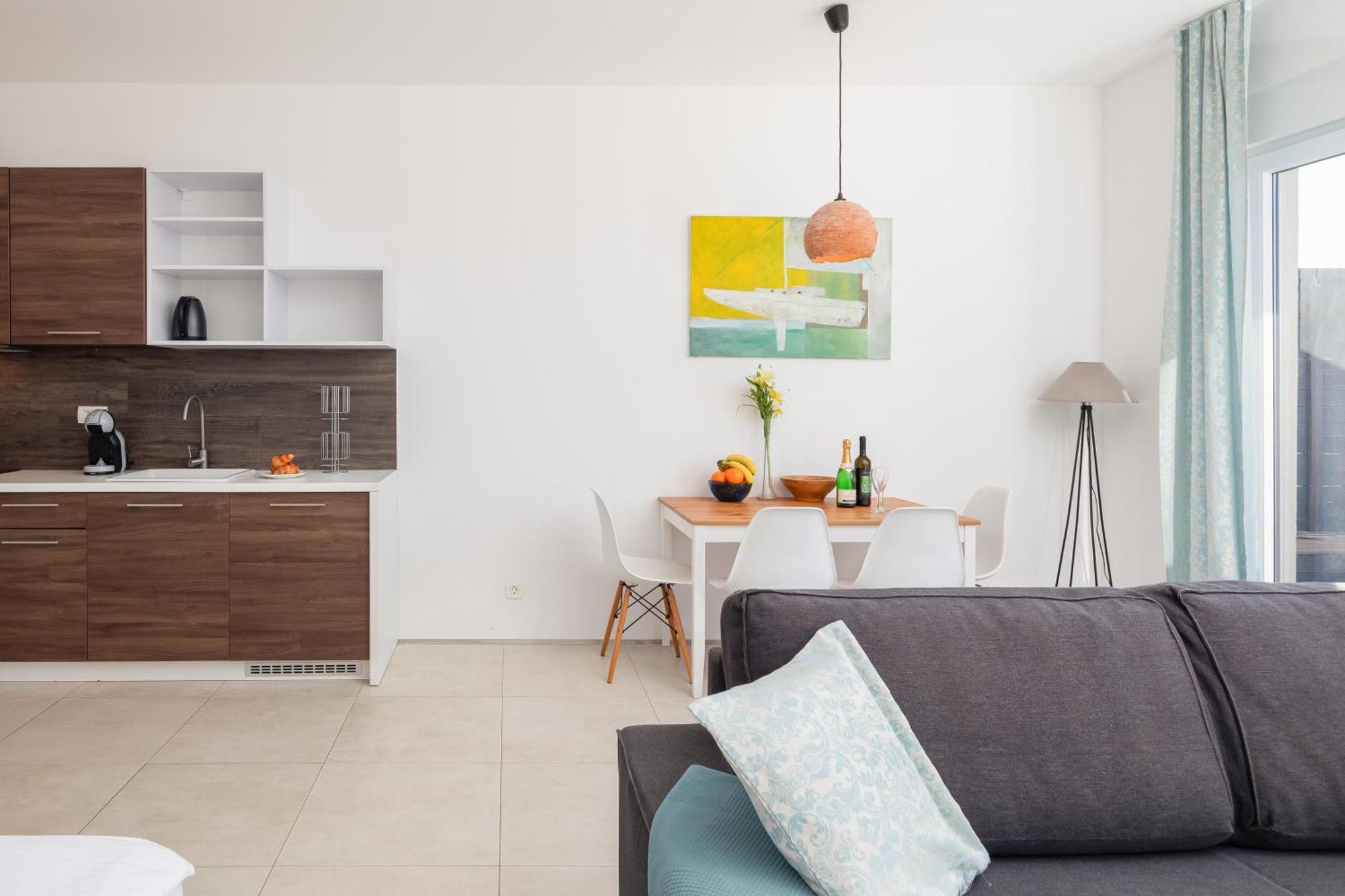 Jolara With Heated Pool Apartment Mimice