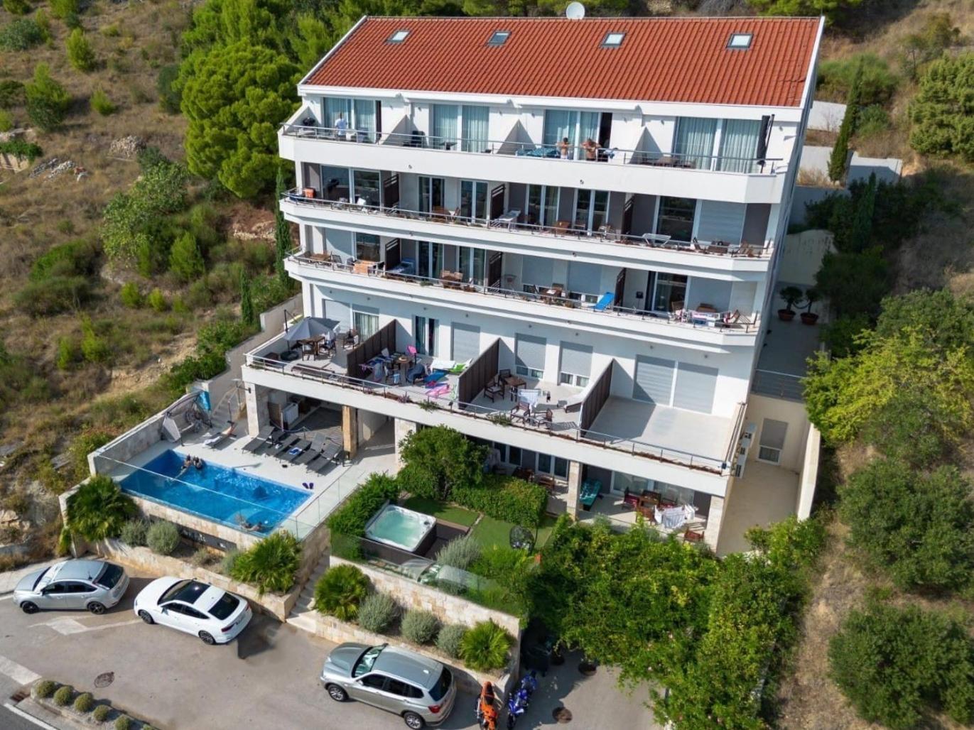 Jolara With Heated Pool Apartment